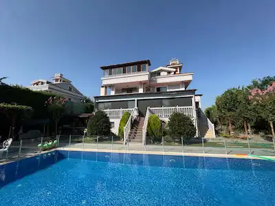ÇATALCA İZZETİN VİLLALARI SİTESİNDE SATILIK 8+2 VİLLA
