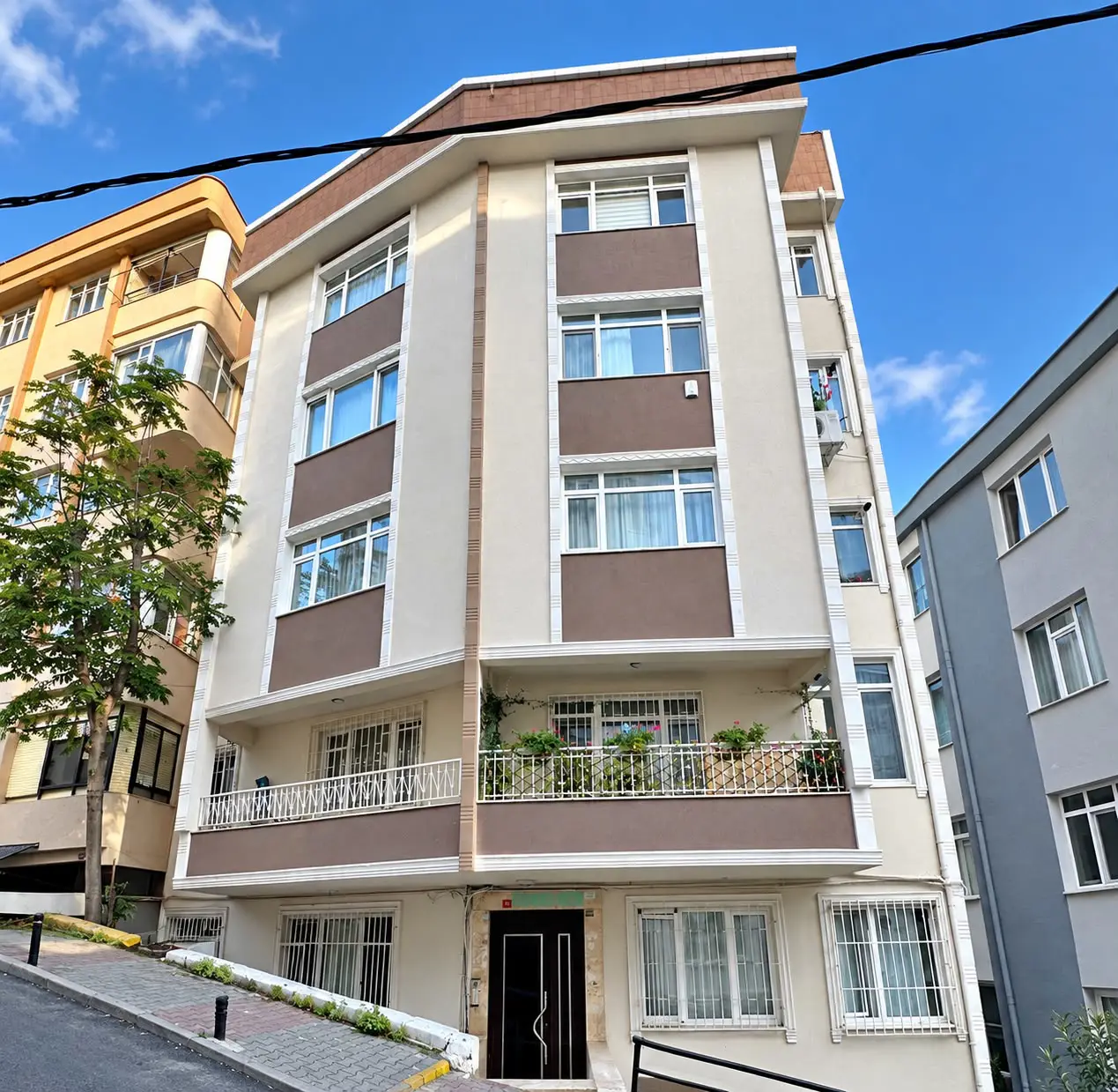 ŞİŞLİ FULYA BAYIRI SOKAKTA MERKEZİ KONUMDA 3+1 SATILIK DAİRE