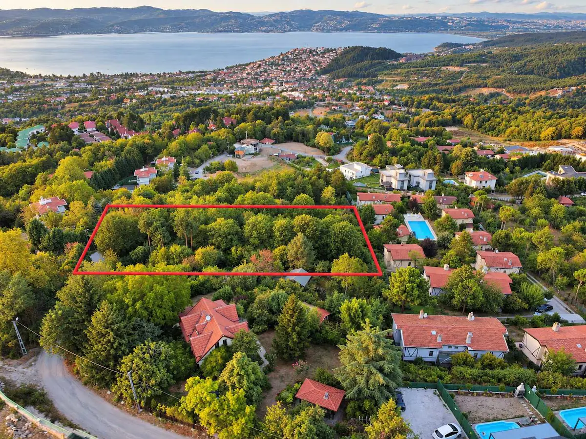 SAPANCA İLMİYE'DE MUHTEŞEM GÖL MANZARALI VİLLA İMARLI ARSA