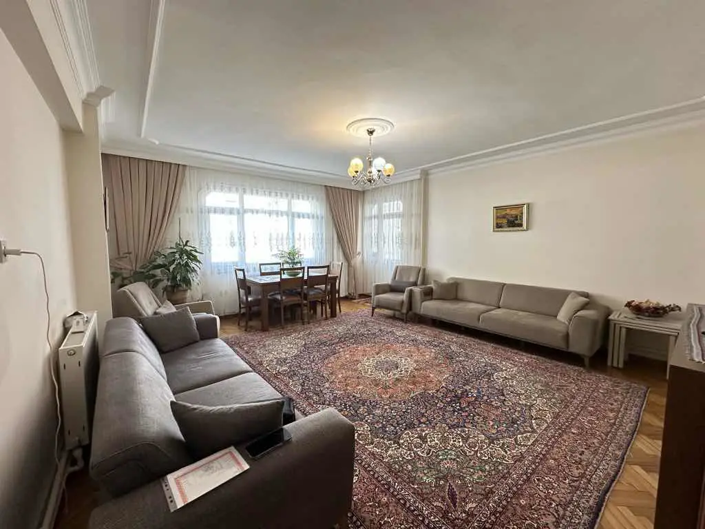 BAHÇELİEVLER YAYLA'DA BELEDİYE YAKINI SATILIK 3+1 GENİŞ DAİRE