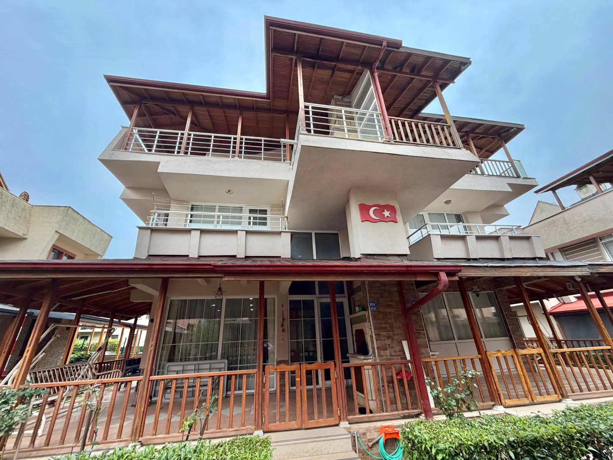 RE/MAX KIYI'DAN DENİZE SIFIR SİTE İÇİ GÜVENLİKLİ OTOPARKLI VİLLA