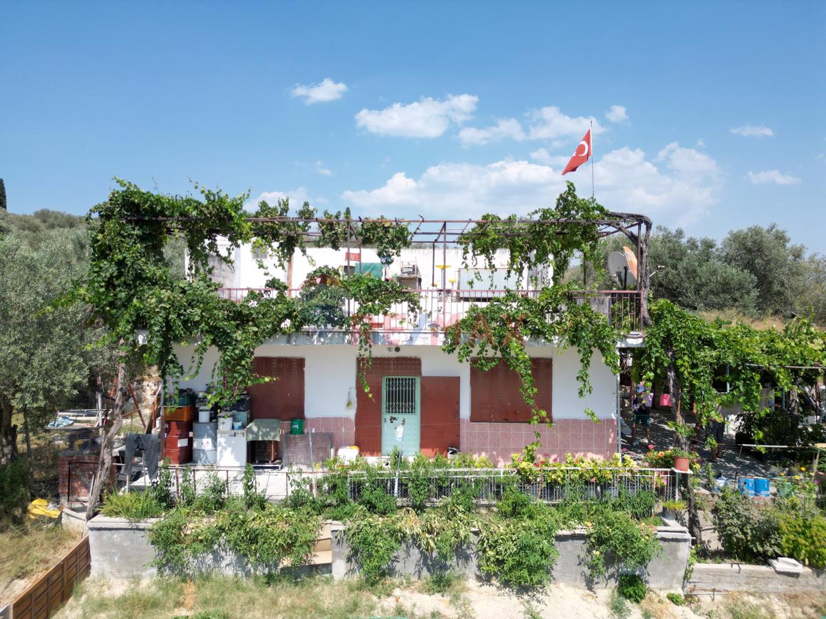 KUŞADASI MERKEZ'DE İÇİNDE EVİ OLAN ARAZİ SATILIK