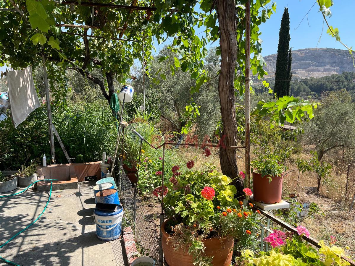 KUŞADASI MERKEZ'DE İÇİNDE EVİ OLAN ARAZİ SATILIK