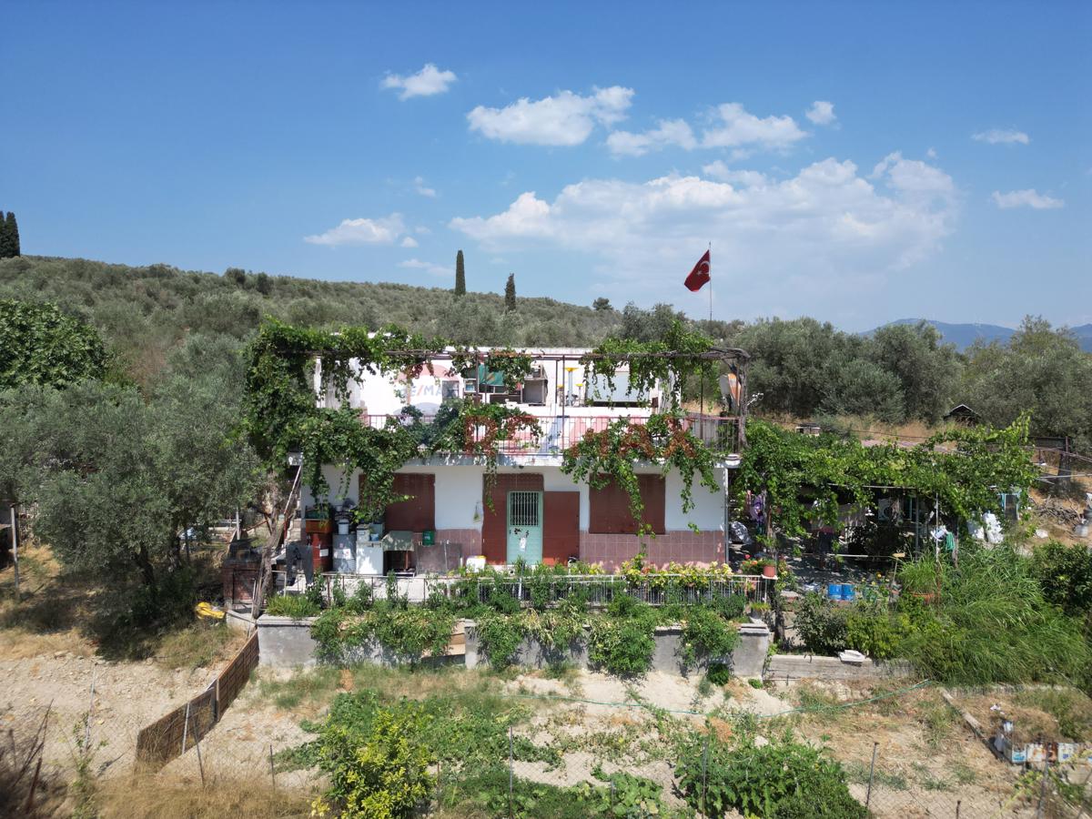 KUŞADASI MERKEZ'DE İÇİNDE EVİ OLAN ARAZİ SATILIK