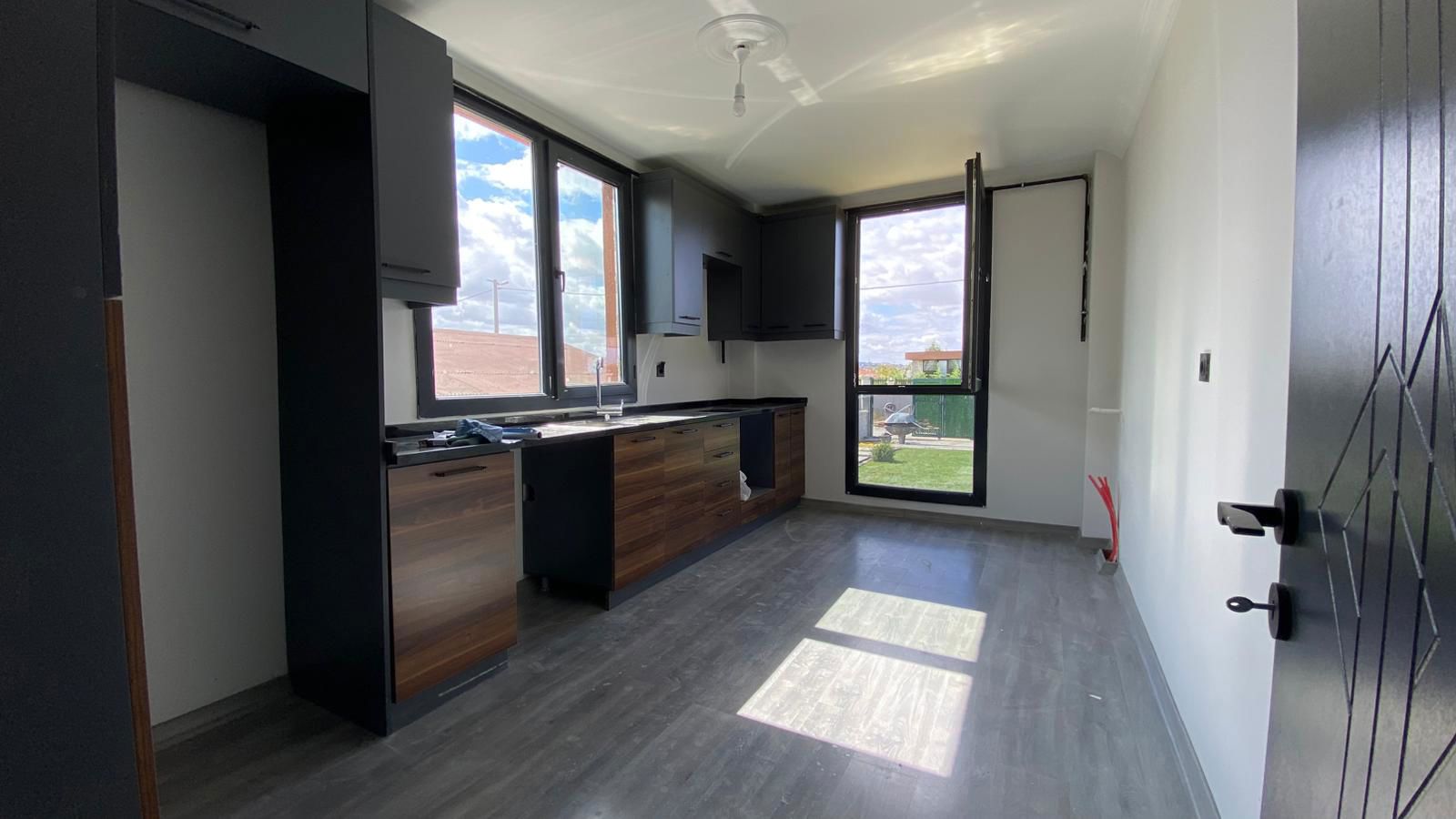 ÇERKEZKÖY'DE SATILIK SIFIR VİLLA 4+1 ÖZEL PEYZAJLI