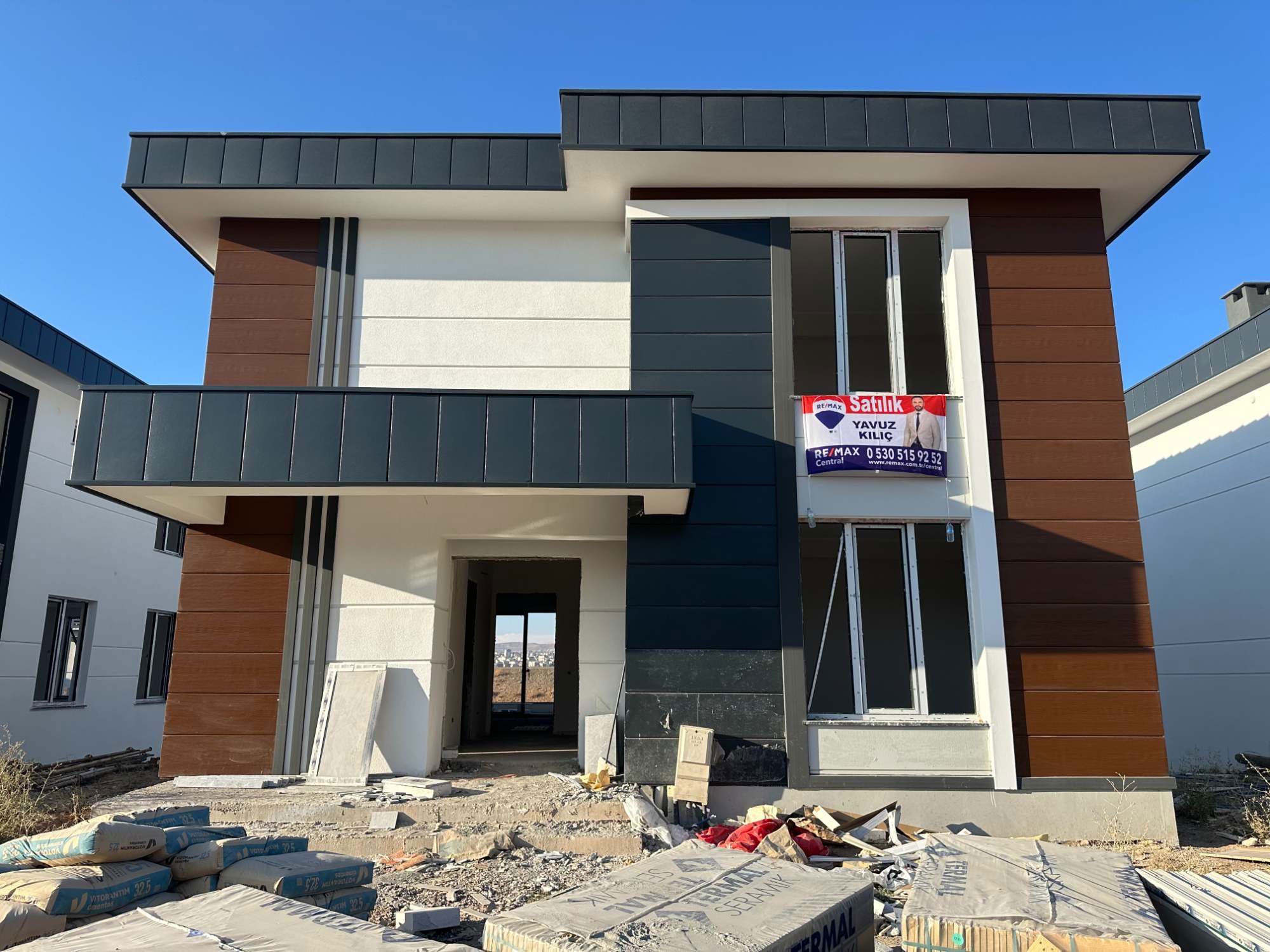 ESENYURTTA ANA YOL ÜZERI TRIPLEX KULLANIŞLI VILLA