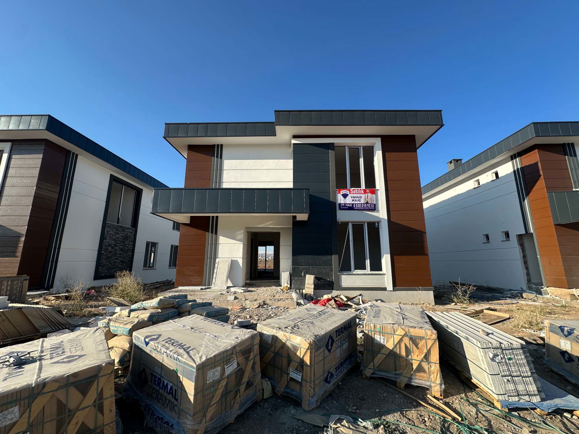 ESENYURTTA ANA YOL ÜZERI TRIPLEX KULLANIŞLI VILLA