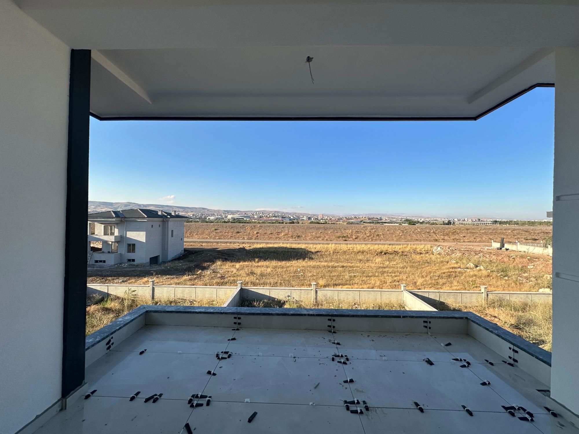 ESENYURTTA ANA YOL ÜZERI TRIPLEX KULLANIŞLI VILLA