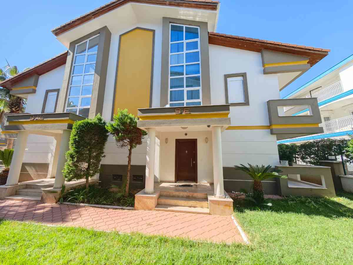 ANTALYA BELEK'TE HAVUZLU SİTE İÇERİSİNDE SATILIK VİLLA