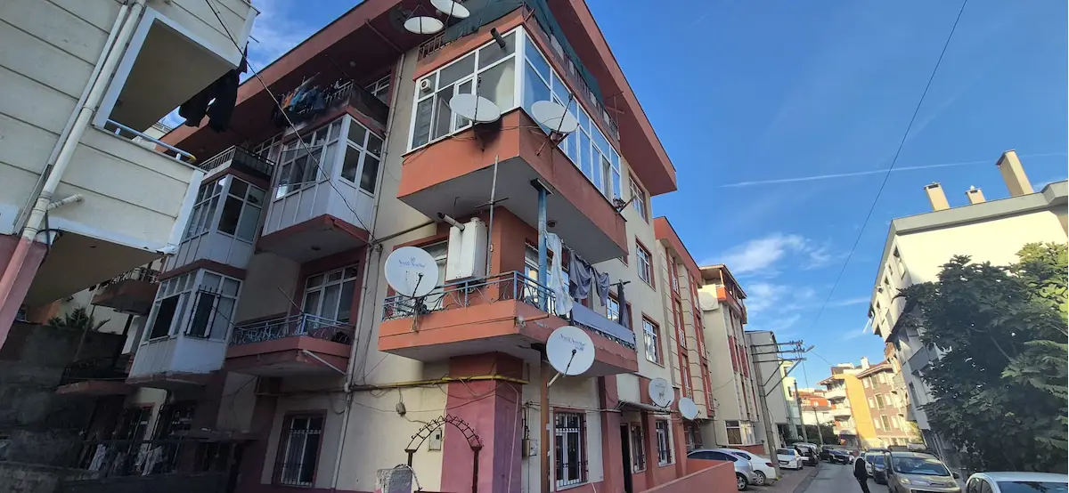 ÇAYIROVA MAHALLESİN'DE FATİH CADDESİNİN HEMEN YALI BAŞINDA SATILIK 3+1 TERAS DAİRE