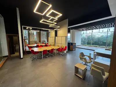 SAHRAYICEDİT E-5 CEPHELİ GOLDEN PLAZA 'DA DÜZ GİRİŞ MAĞAZA OFİS