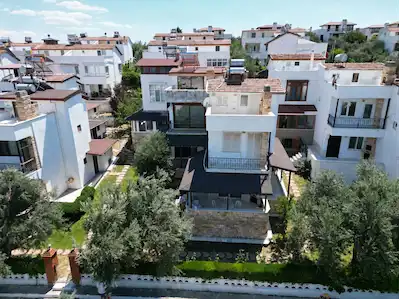 GÖMEÇ KARAAĞAÇ'TA SİTE İÇERİSİNDE SATILIK 3+1 VİLLA