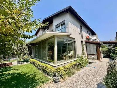URLA ATATÜRK MAHALLESİ 1.SINIF İŞÇİLİK, SAHİLE YAKIN 3+1 VİLLA