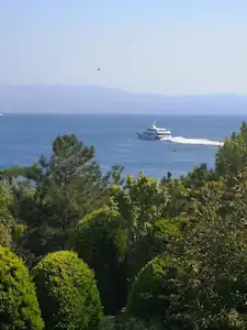 ARMUTLU TATİL KÖYÜNDE DENİZ MANZARALI SATILIK DEVRE MÜLK