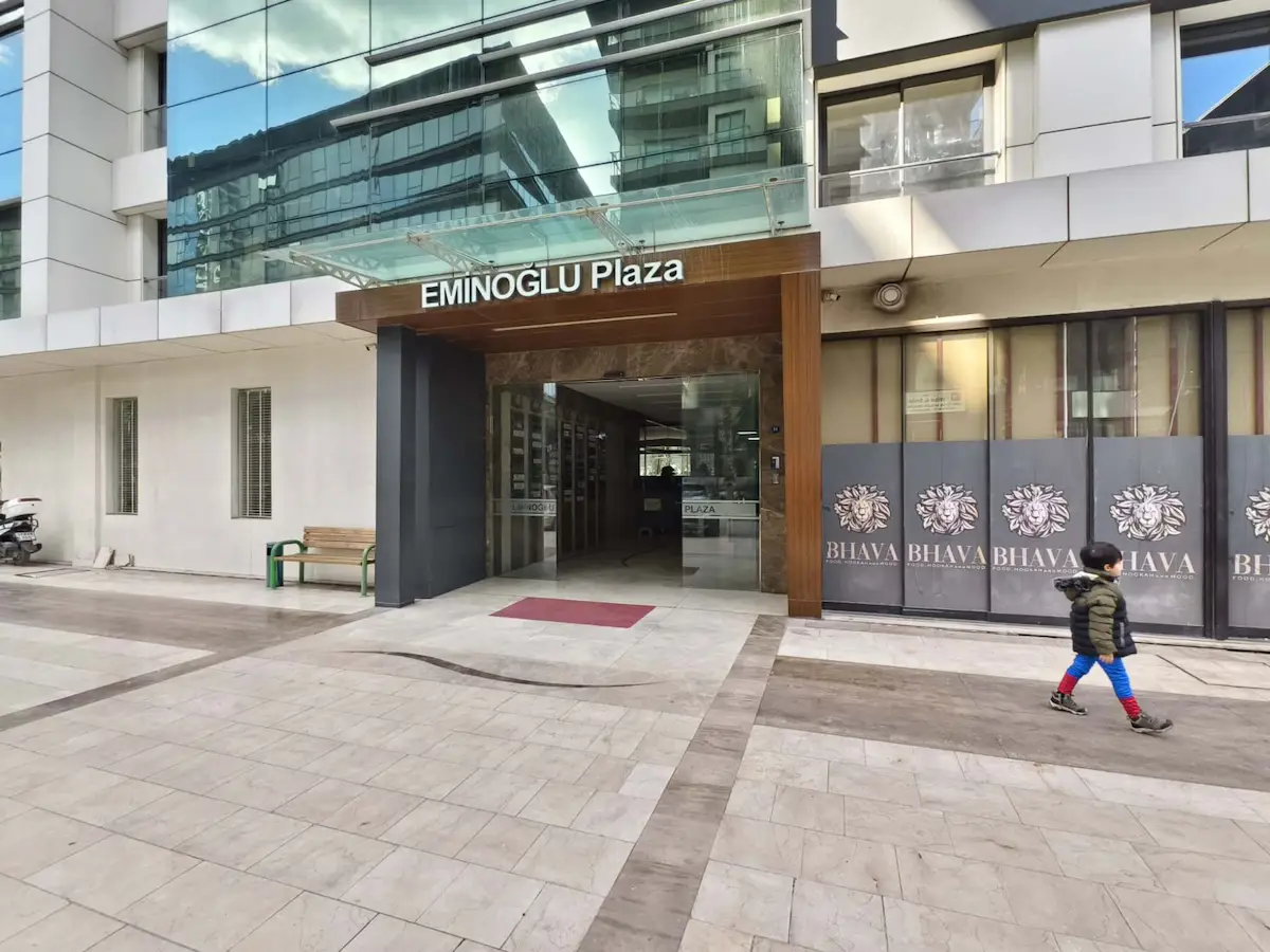 BAYRAKLI ADLİYE YAKINI EMİNOĞLU PLAZADA KİRALİK 2+1 OFİS