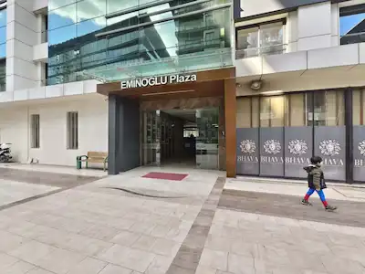 BAYRAKLI ADLİYE YAKINI EMİNOĞLU PLAZADA KİRALİK 2+1 OFİS
