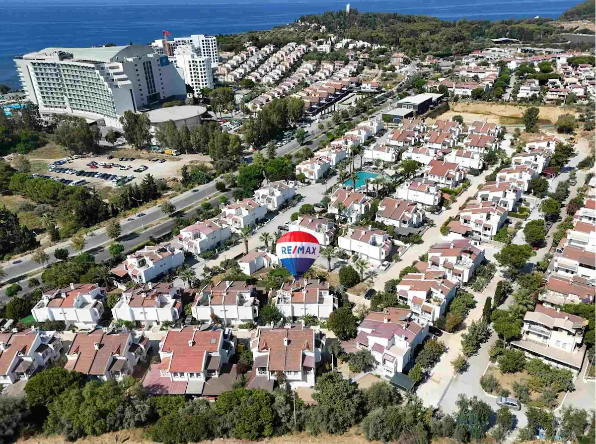 KUŞADASI KADINLAR DENİZİ’NDE BAHÇELİ EVLER SİTESİ’NDE EŞYALI 4+1 VİLLA | 3 BANYO, 3 KAT