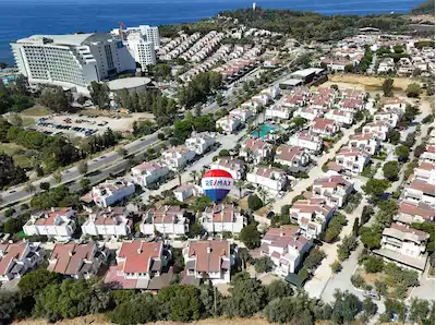 KUŞADASI KADINLAR DENİZİ’NDE BAHÇELİ EVLER SİTESİ’NDE EŞYALI 4+1 VİLLA | 3 BANYO, 3 KAT