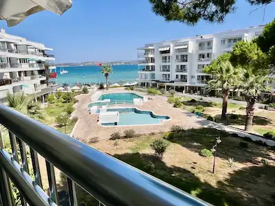ÇEŞME ALTINYUNUS’TA DENIZE SIFIR YILDIZ SAHIL SITESI EŞYALI SATILIK 2+1 DAİRE