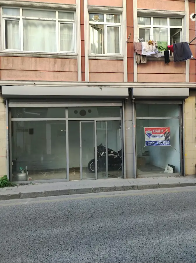 DRAMAN CADDESİ ÜZERİNDE YAYA VE ARAÇ TRAFİĞİ YOĞUN KİRALIK DÜKKAN