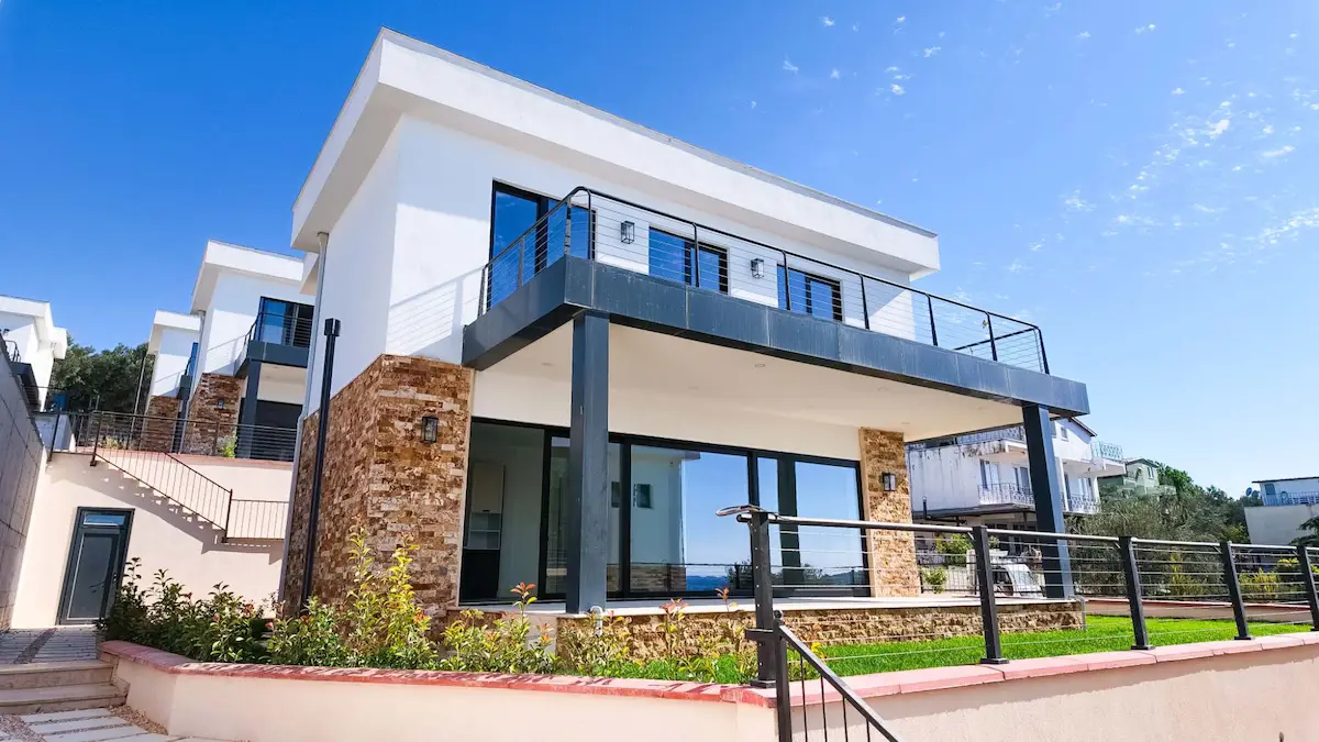 BALIKESIR GÖMEÇDE HAVUZLU SITEDE  4+2 LÜKS MÜSTAKIL VILLA