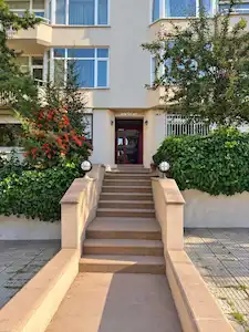 UĞUR MUMCU SOKAĞI’NDA | 3+1 | FULL YAPILI | BAKIMLI BİNA