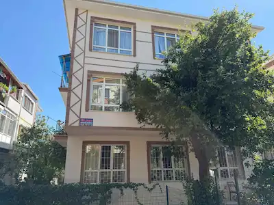 GAZİ MAHALLESİNDE YEŞİLLİKLER İÇERİSİNDE ULAŞIMA YAKIN 2+1 KIRALIK
