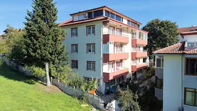 SERDİVAN’IN MERKEZİNDE, SEÇKİN KONUMDA 3+1 135 M² SATILIK DAİRE