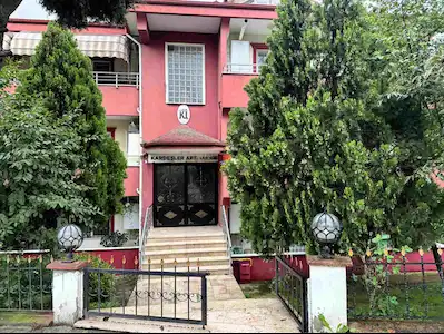 SERDİVAN’IN MERKEZİNDE, SEÇKİN KONUMDA 3+1 135 M² SATILIK DAİRE
