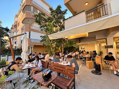 ANTALYA KONYAALTI LİMAN’DA DEVREN KİRALIK BUTİK KAHVECI