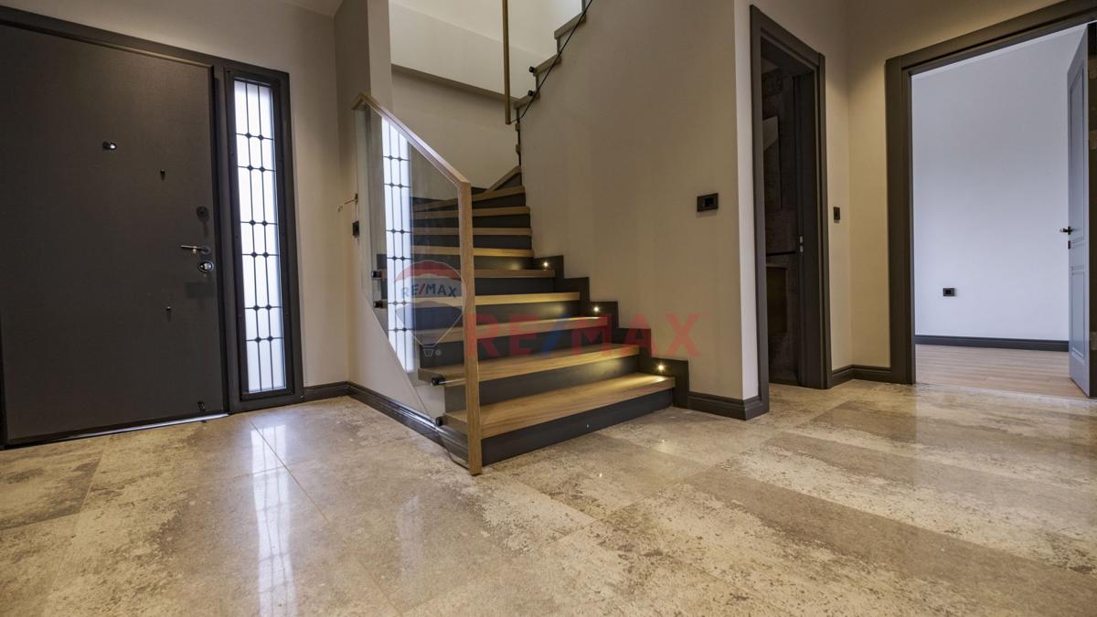 EMPIRE HOUSE SİTESİNDE GENİŞ BAHÇELİ VE MÜSTAKİL OTOPARKLI VİLLA