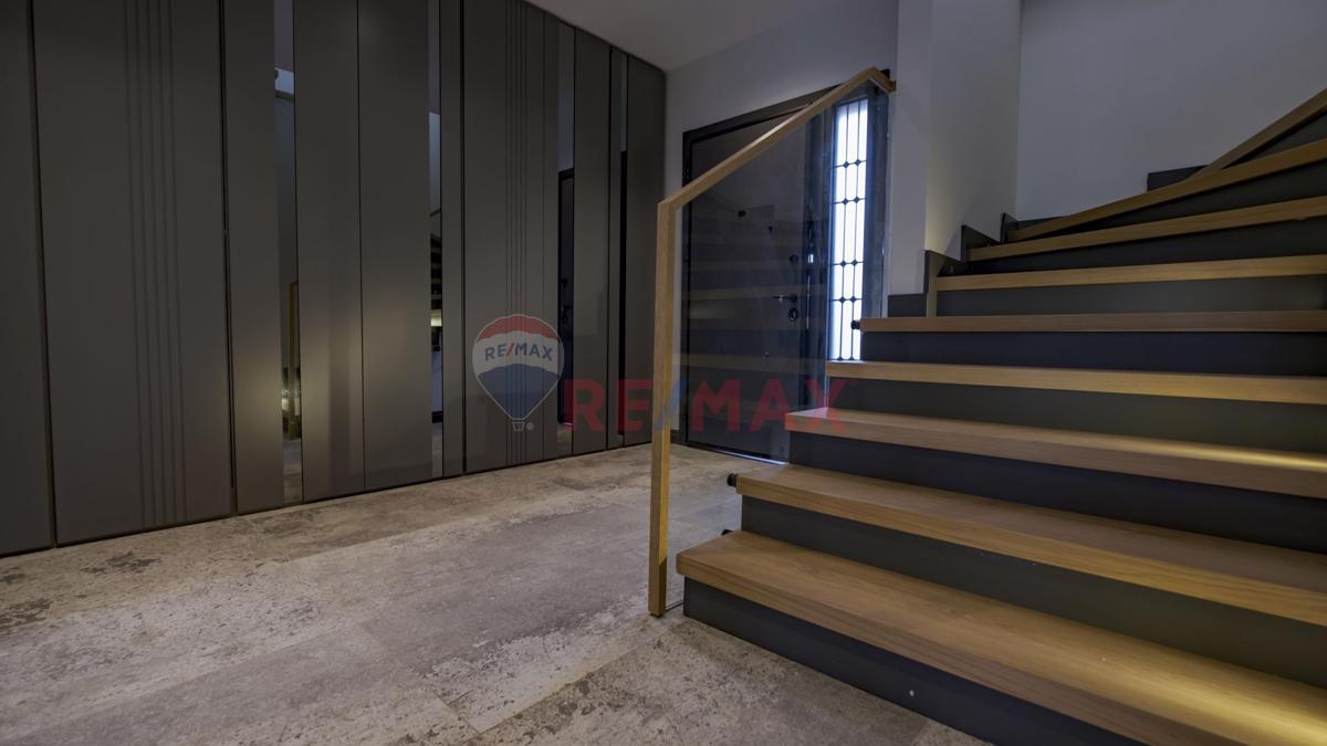 EMPIRE HOUSE SİTESİNDE GENİŞ BAHÇELİ VE MÜSTAKİL OTOPARKLI VİLLA