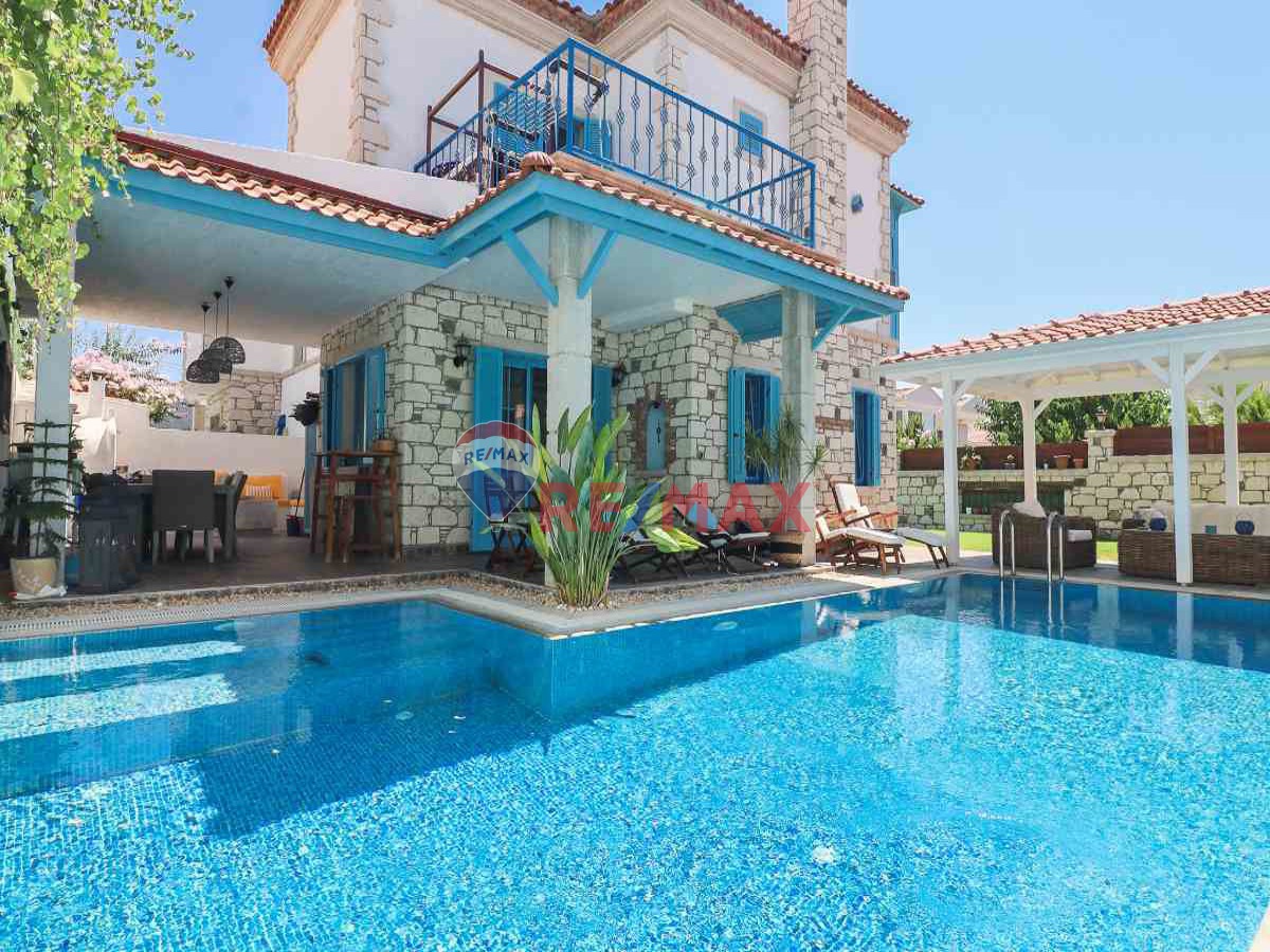 ALAÇATI’DA KİRALIK HAVUZLU TAŞ EV