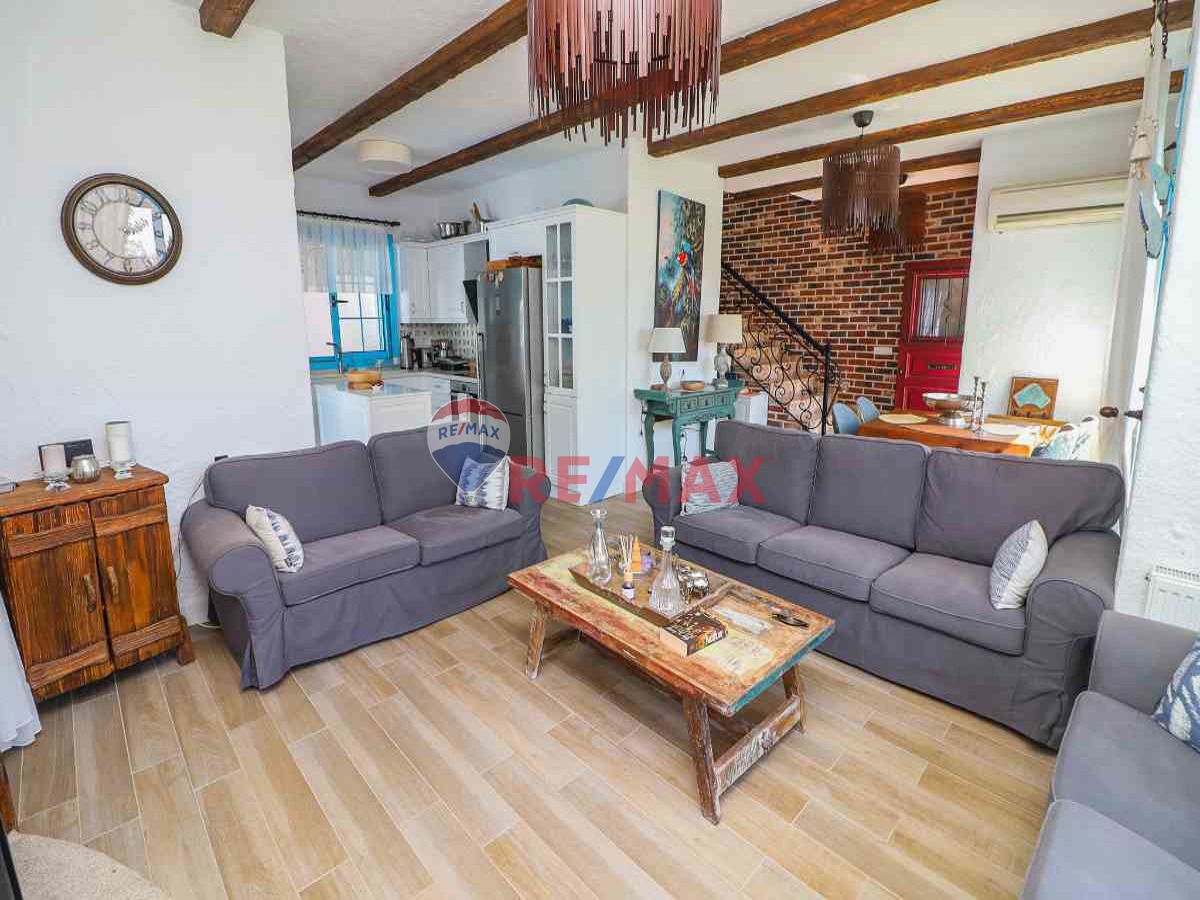 ALAÇATI’DA KİRALIK HAVUZLU TAŞ EV