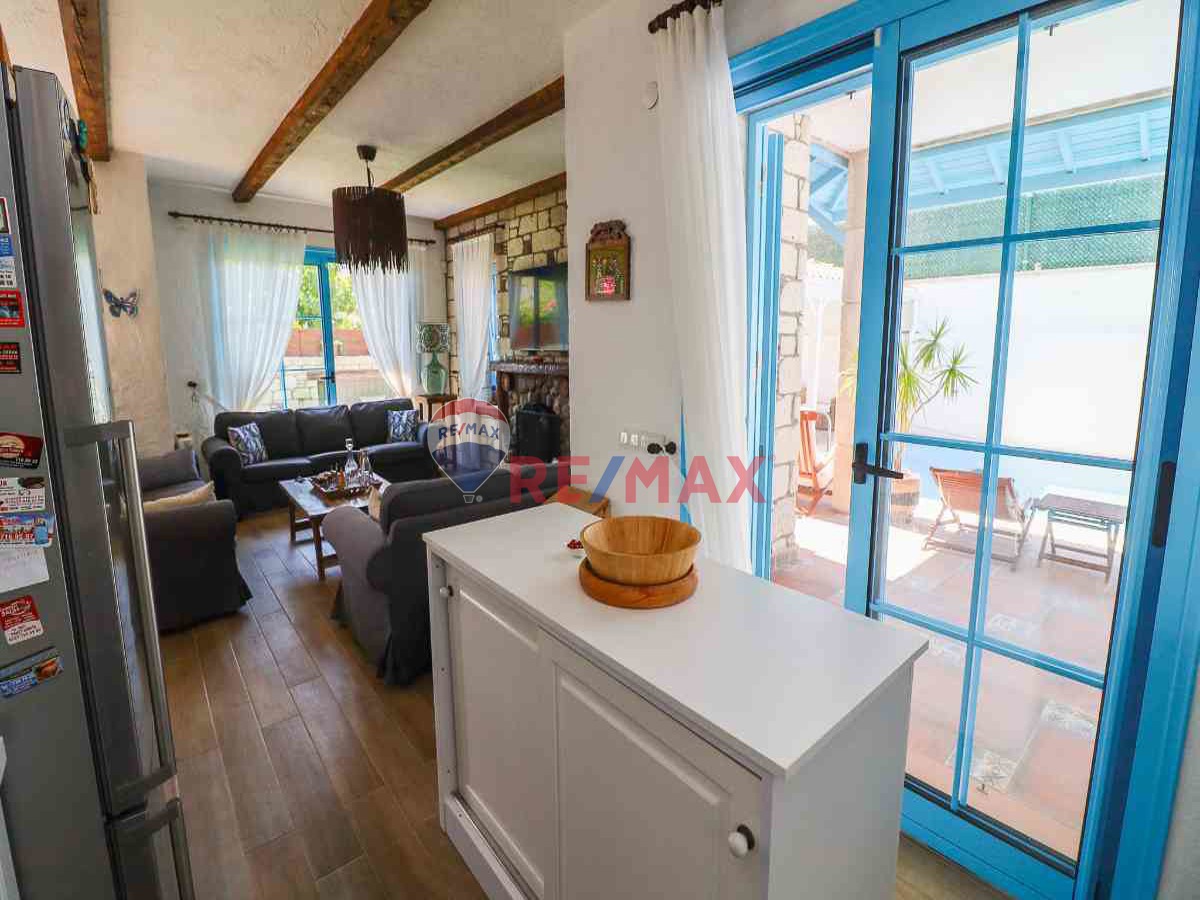 ALAÇATI’DA KİRALIK HAVUZLU TAŞ EV