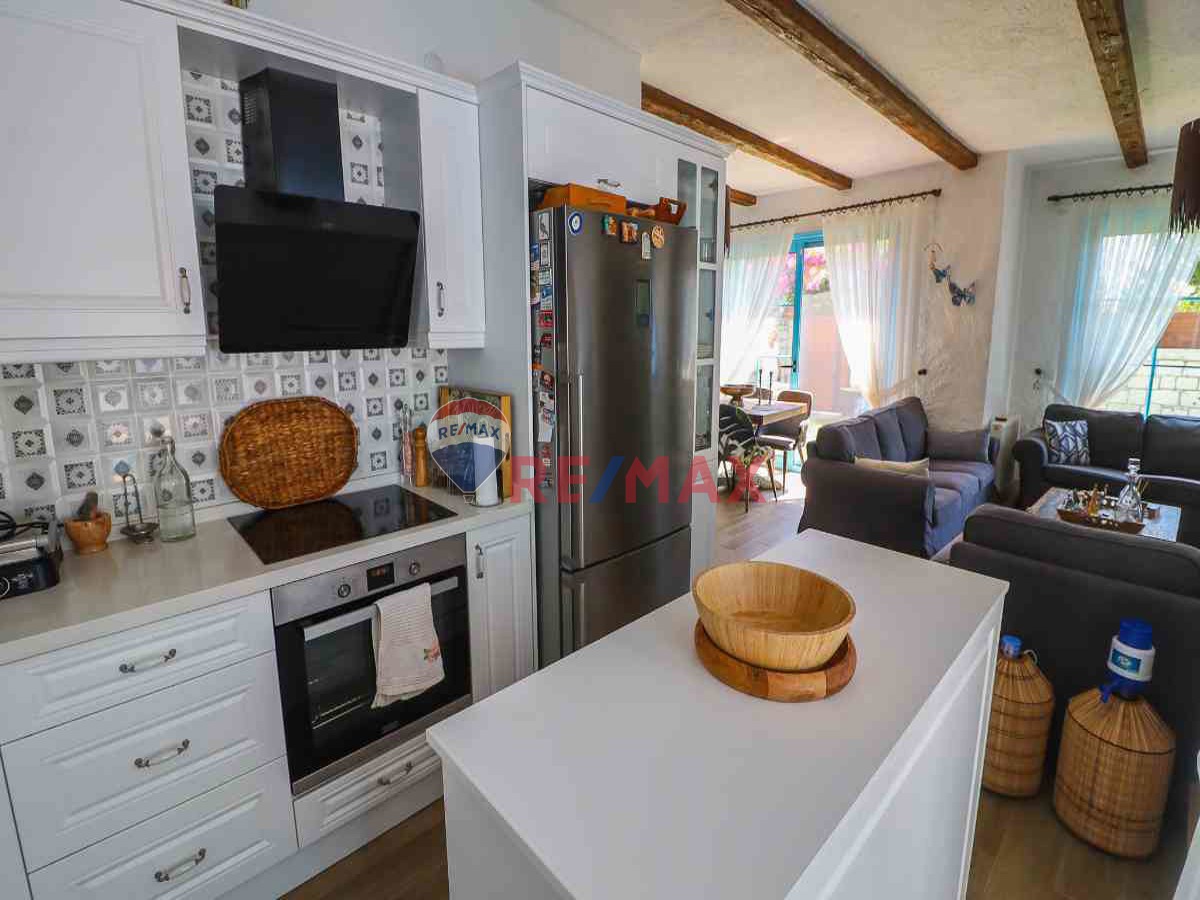 ALAÇATI’DA KİRALIK HAVUZLU TAŞ EV