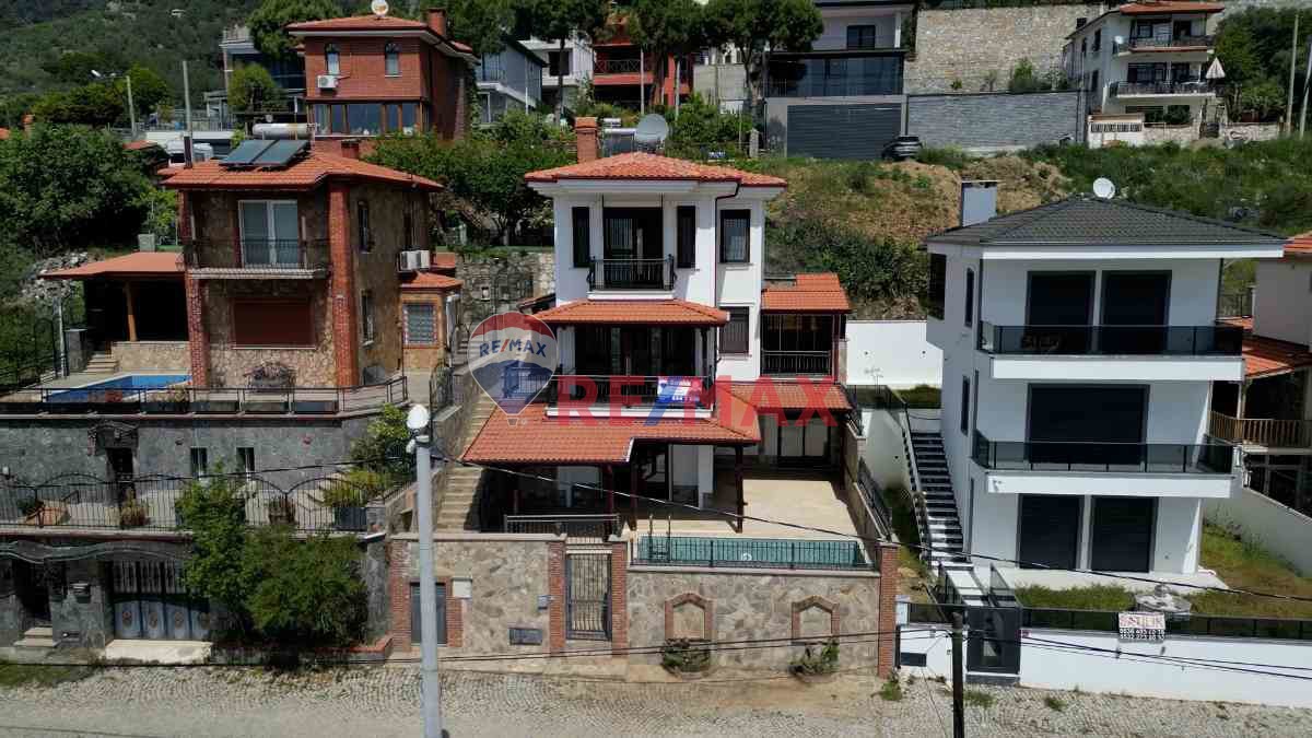 ALTINOLUK KÖYDE DENIZ MANZARALI SATILIK HAVUZLU MÜSTAKIL VILLA