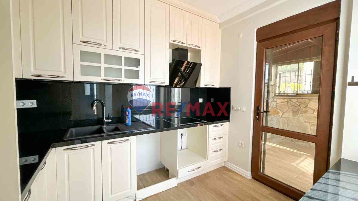 ALTINOLUK KÖYDE DENIZ MANZARALI SATILIK HAVUZLU MÜSTAKIL VILLA