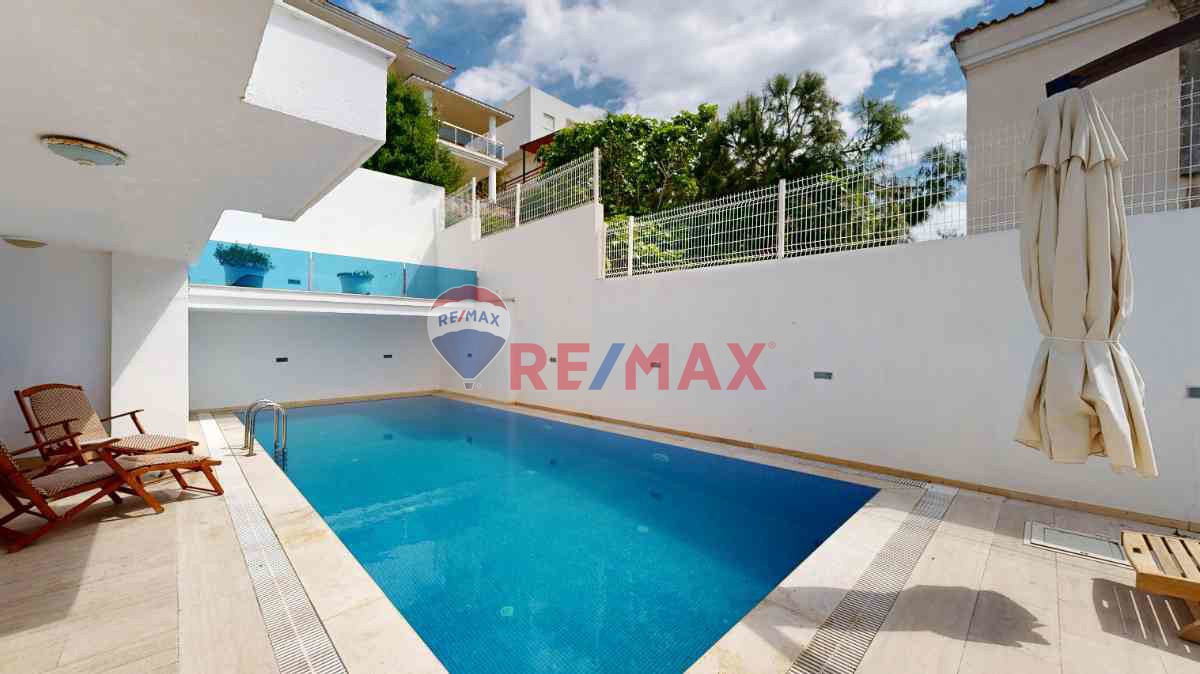 ÇEŞME BÜYÜKLİMAN PLAJINA 280 MT. MESAFEDE, MÜSTAKİL HAVUZLU, DENİZ MANZARALI 6+1 VİLLA