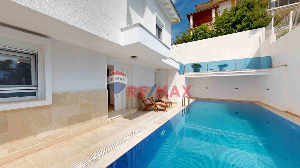 ÇEŞME BÜYÜKLİMAN PLAJINA 280 MT. MESAFEDE, MÜSTAKİL HAVUZLU, DENİZ MANZARALI 6+1 VİLLA