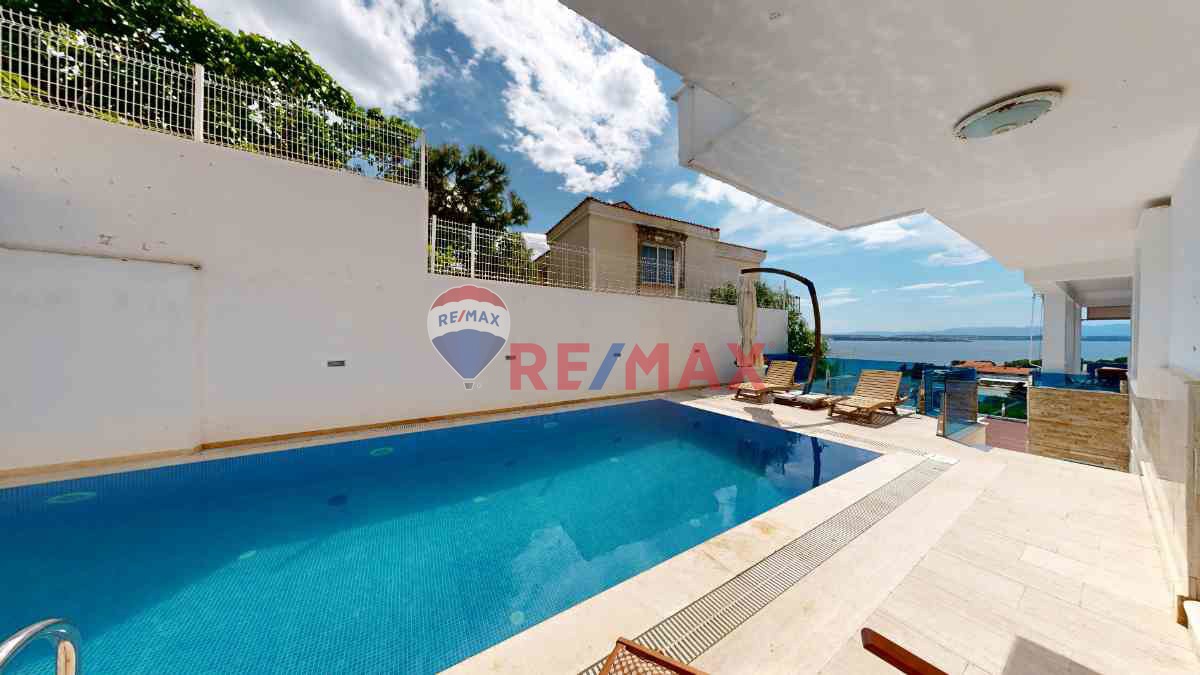 ÇEŞME BÜYÜKLİMAN PLAJINA 280 MT. MESAFEDE, MÜSTAKİL HAVUZLU, DENİZ MANZARALI 6+1 VİLLA