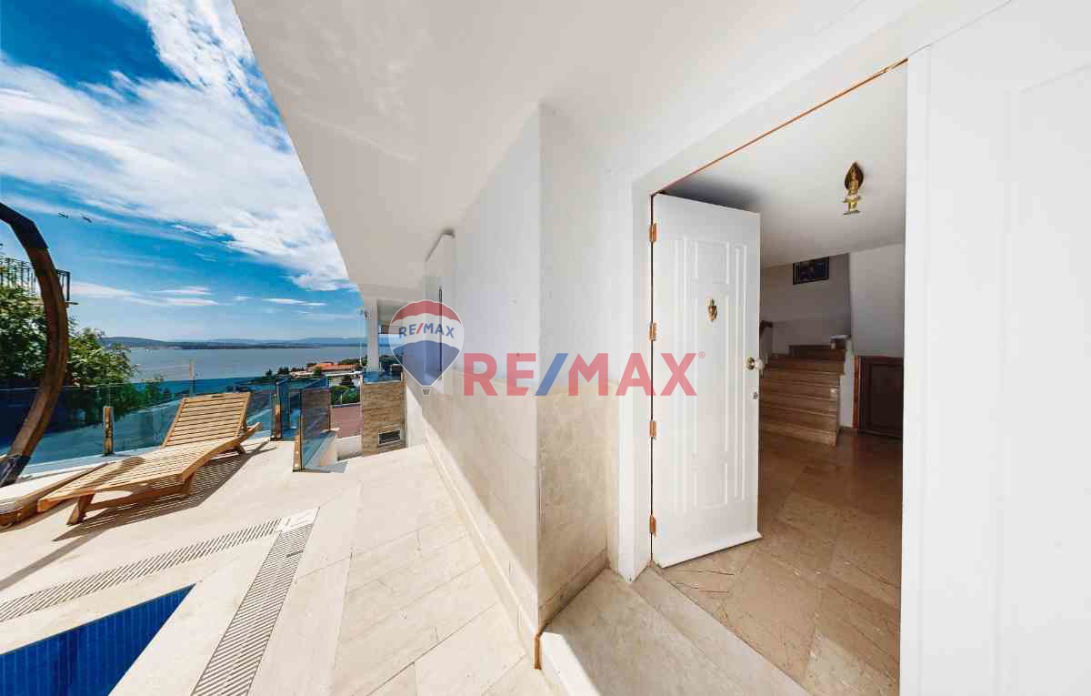ÇEŞME BÜYÜKLİMAN PLAJINA 280 MT. MESAFEDE, MÜSTAKİL HAVUZLU, DENİZ MANZARALI 6+1 VİLLA