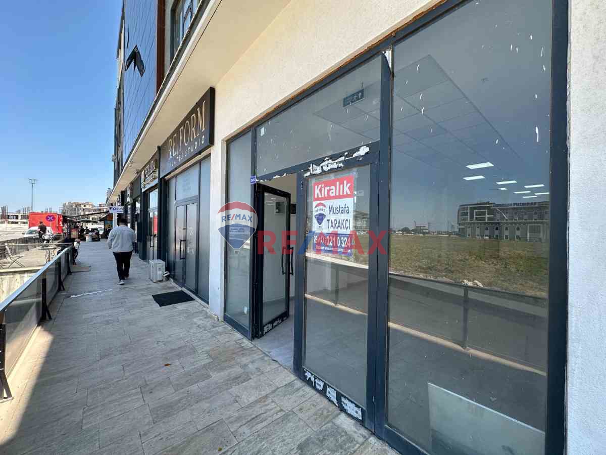 KARTEPE KENT İŞ MERKEZİNDE PRESTİJLİ CADDE CEPHELİ KİRALIK DÜKKAN