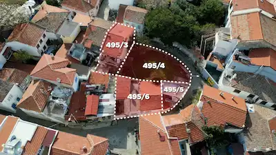 AYVALIK MERKEZ'DE, BÜYÜK BAHÇELİ 2 ARSA VE 2 EV BİRLİKTE SATILIK