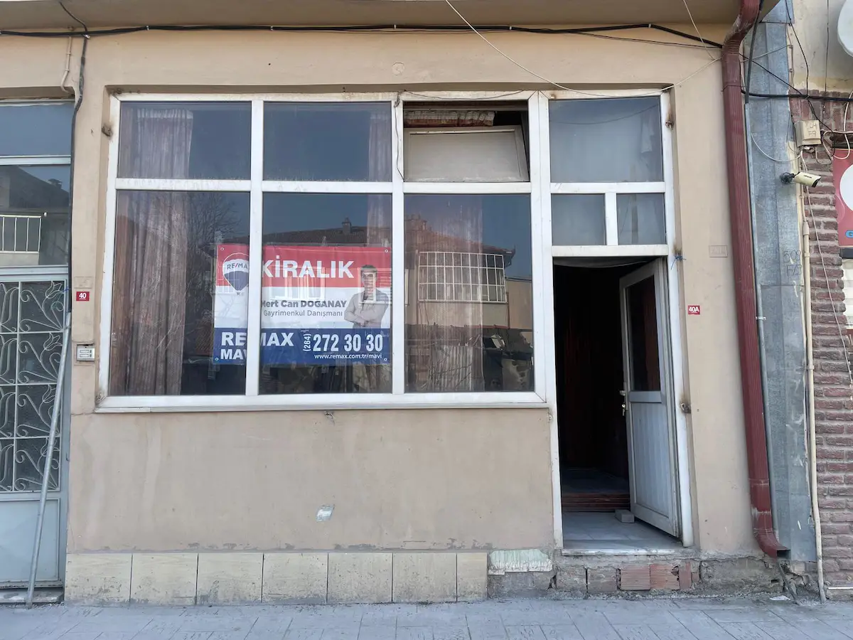 REMAX MAVİ'DEN ADAPAZARI'NIN MERKEZİNDE DÜZ GİRİŞ DÜKKAN