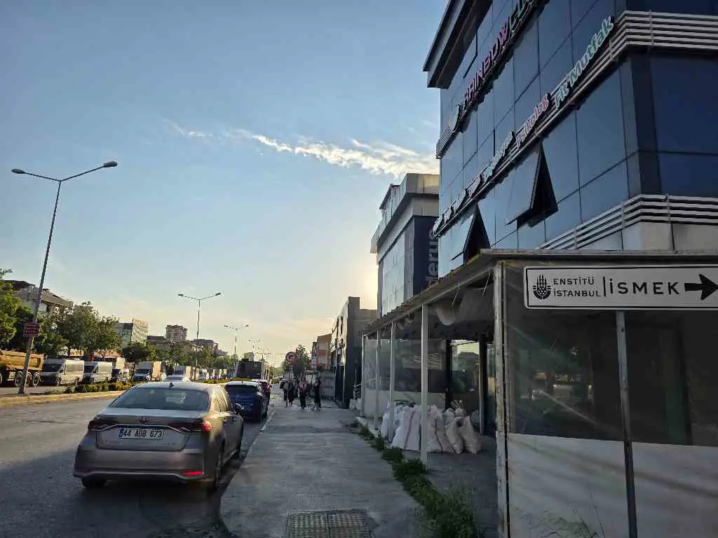 KAYIŞDAĞI CADDESİNDE KİRALIK 200M2 PLAZA KATI