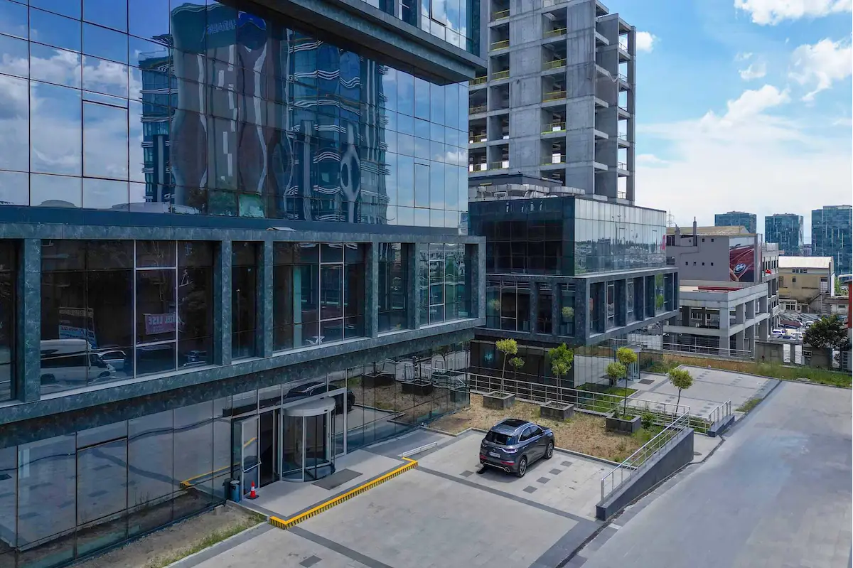 BAHÇELİEVLER YENİBOSNA'DA PRESTİJLİ PLAZA KATI