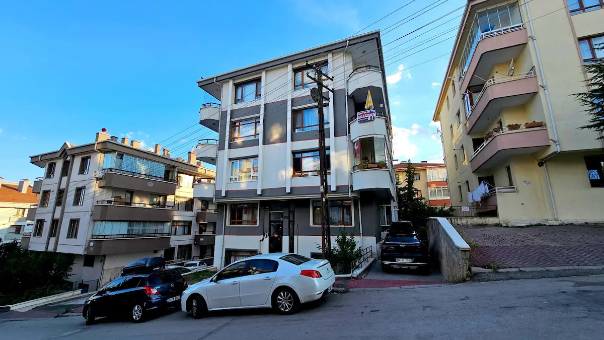 SEYRANBAĞLARI’NDA MERKEZİ KONUMDA  3+1 SATILIK DAİRE
