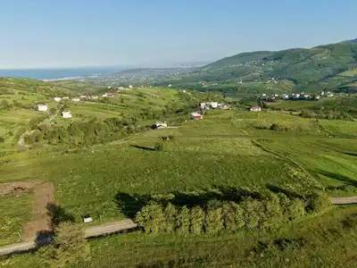 ASUMAN MÜTEVELLIOĞLU’NDAN YERYÜZÜ CENNETİ KURUGÖKÇE‘DE SATILIK 250 M2 VİLLA YAPIMINA UYGUN TARLA
