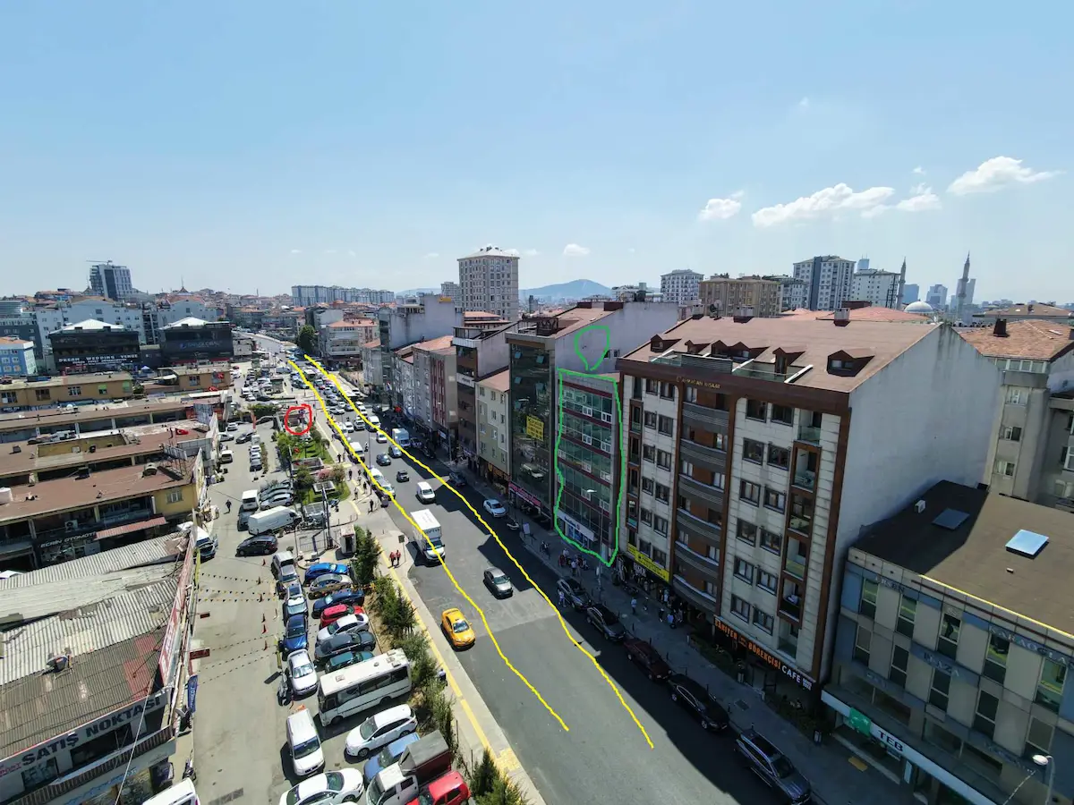 ALEMDAĞ CADDESINDE METRONUN KARŞISINDA KOMPLE KIRALIK BINA